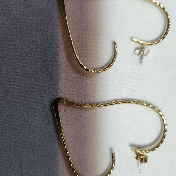 Elegant Gold Heart Hoop Earrings - Picture 2 of 4